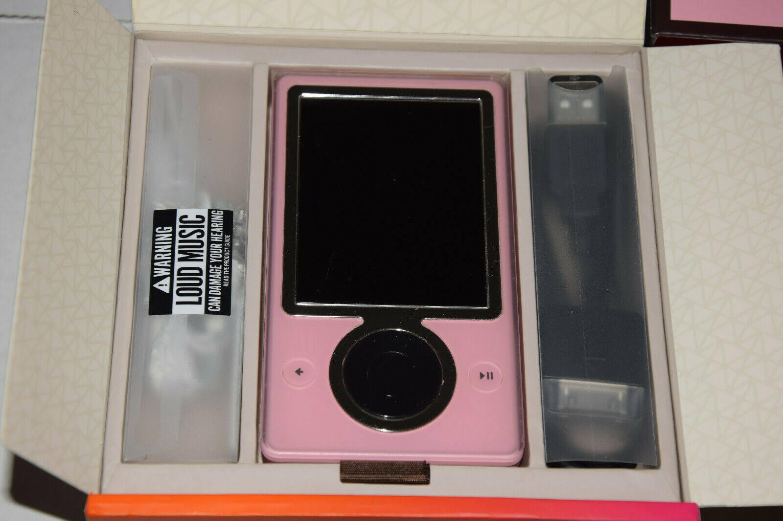 Zune 30 GB Digital Media Player Pink Y910